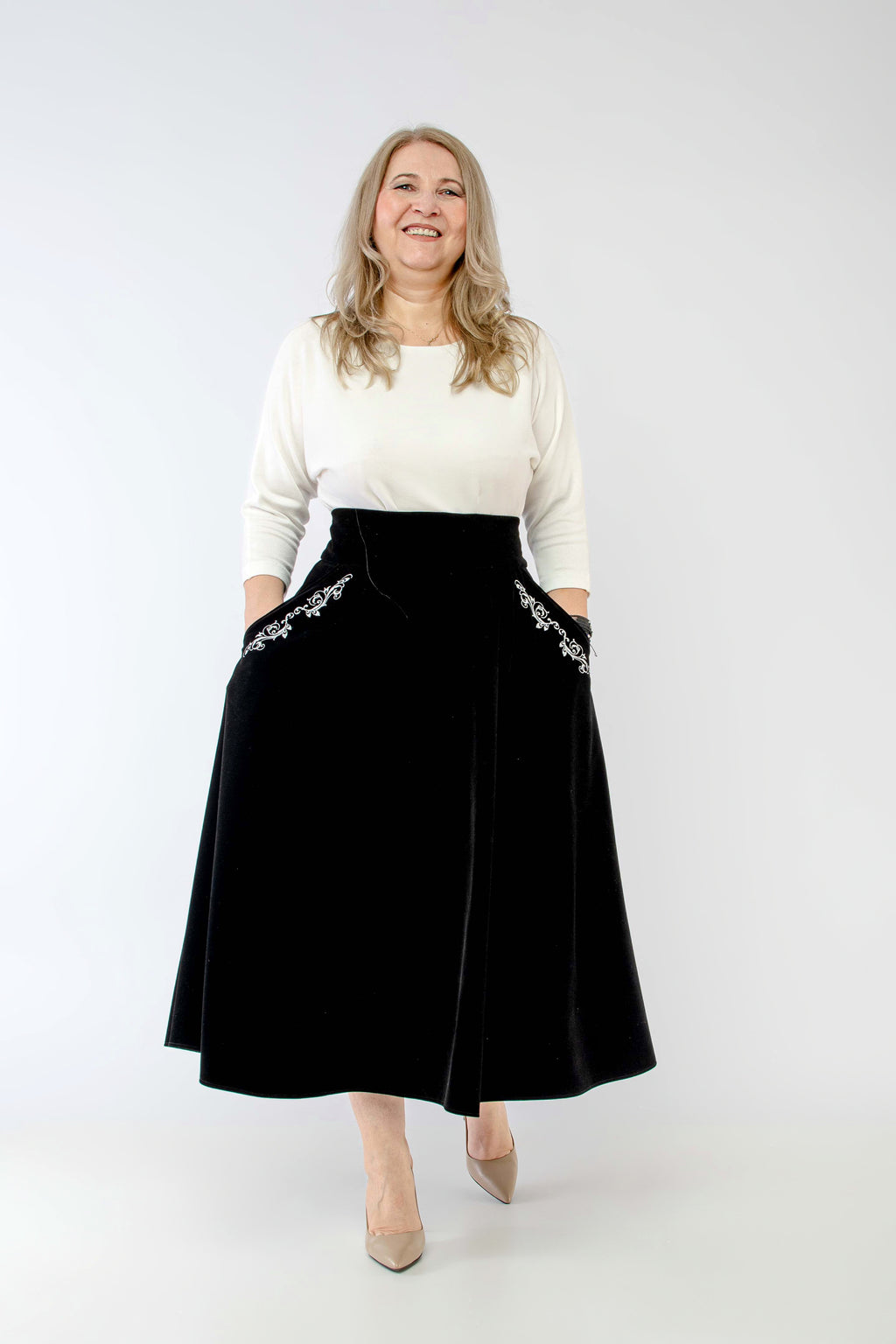 Fusta din catifea, clos, neagra