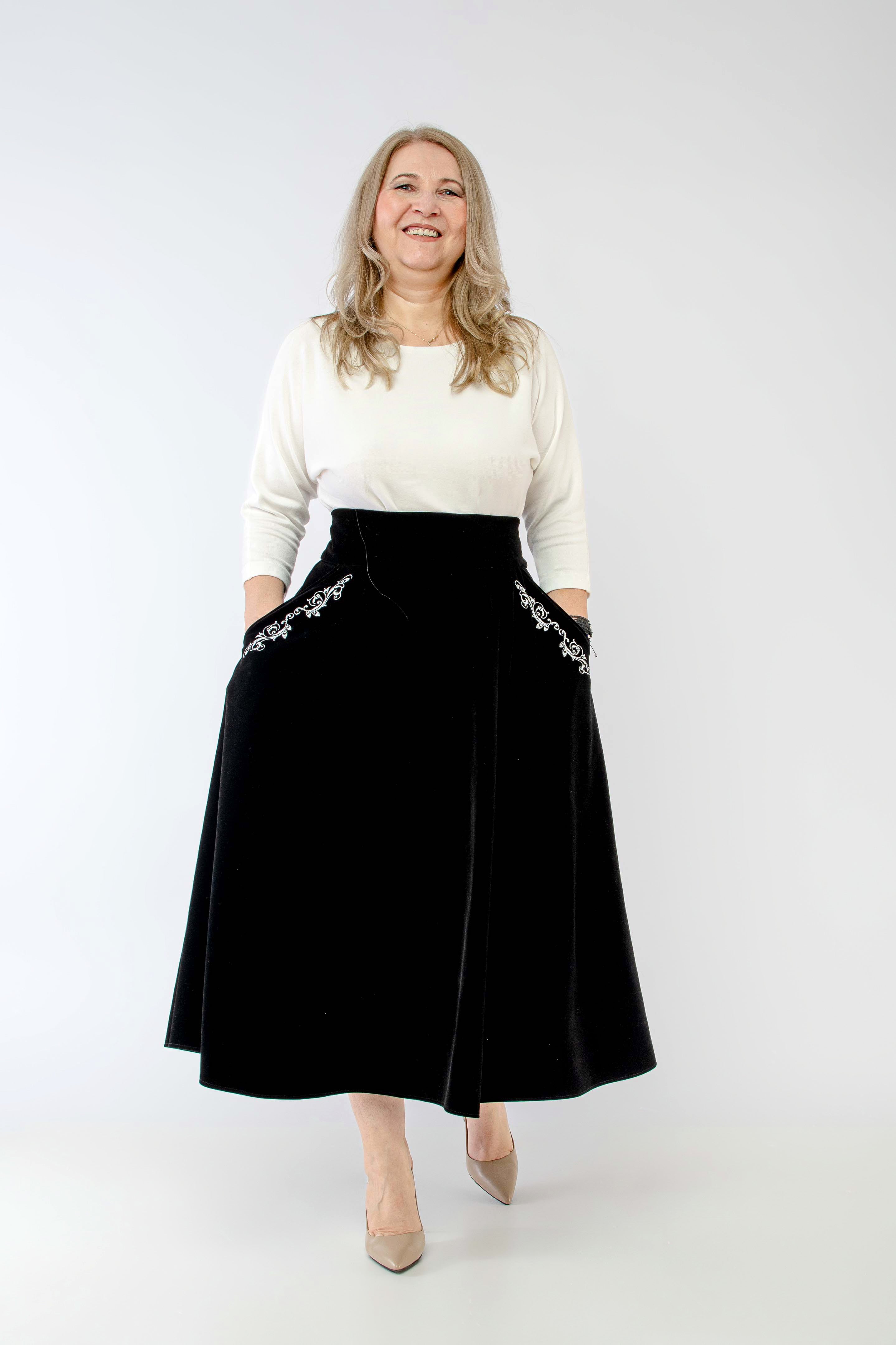 Fusta din catifea, clos, neagra