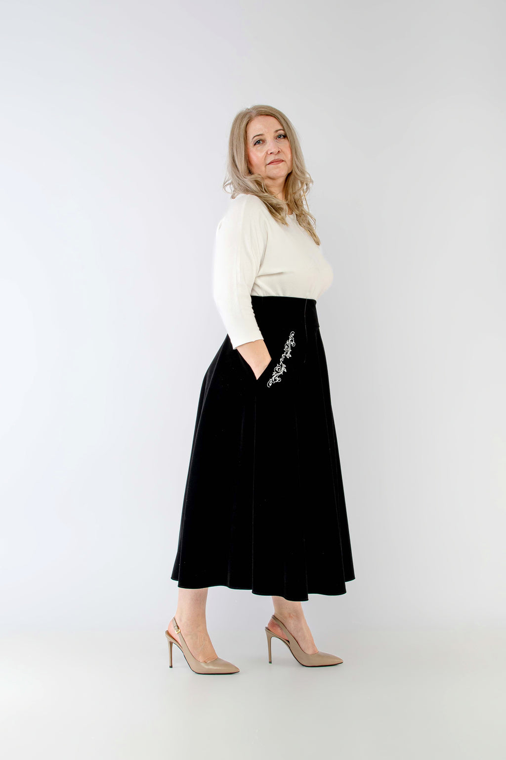 Fusta din catifea, clos, neagra