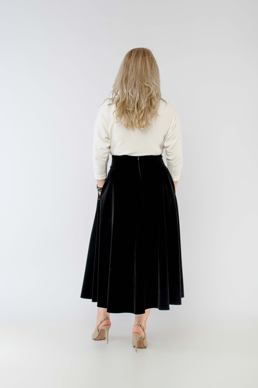 Fusta din catifea, clos, neagra